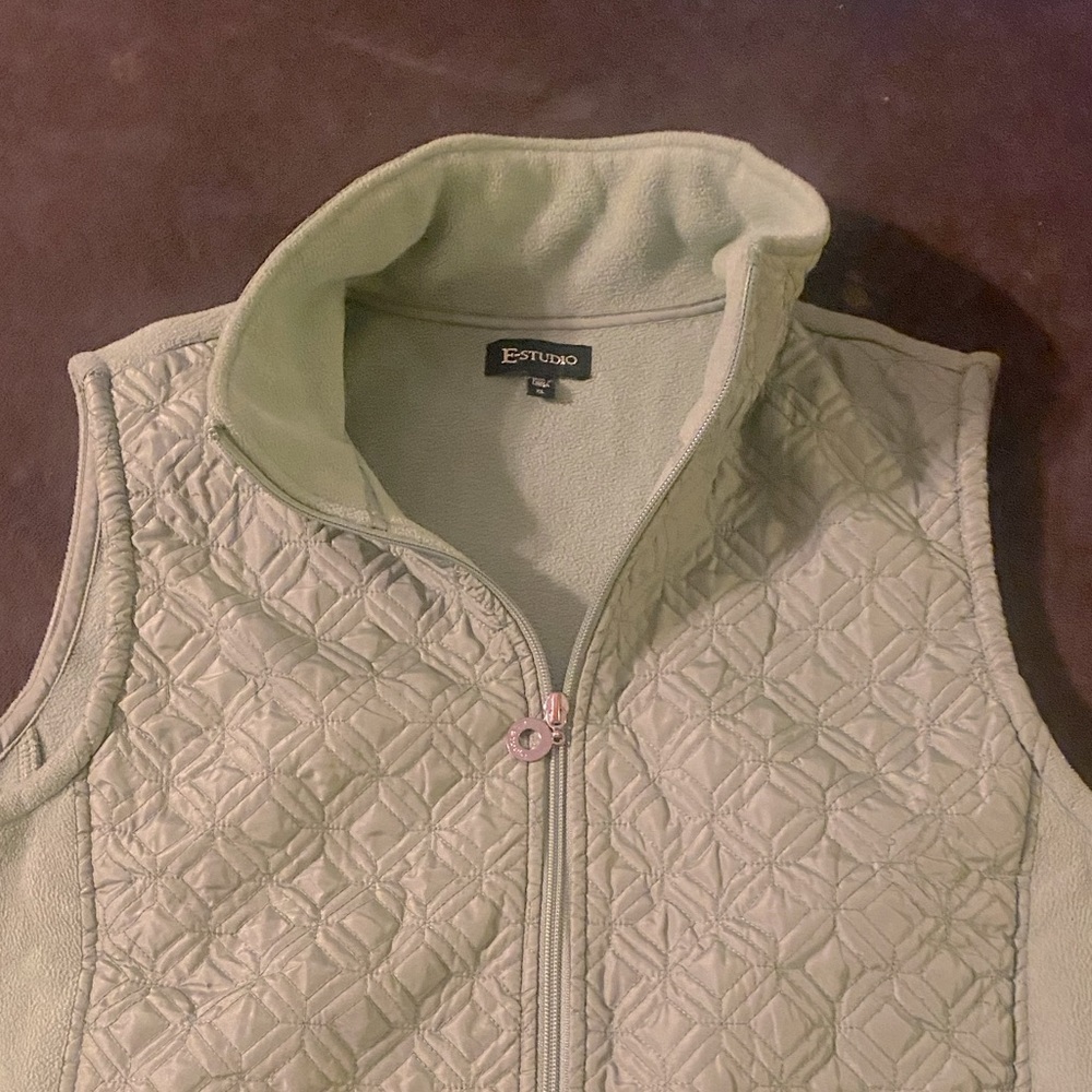 Puffy ish green vest super cute